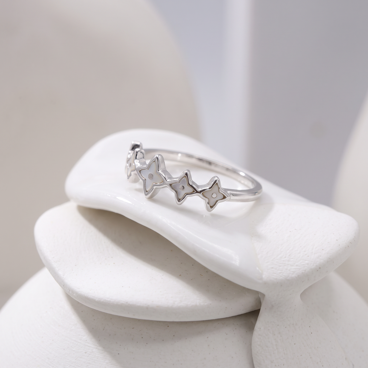 Anillo de Plata. 925 con Diseño de Estrellas  y Madre Perla con Zirconia mod.3251