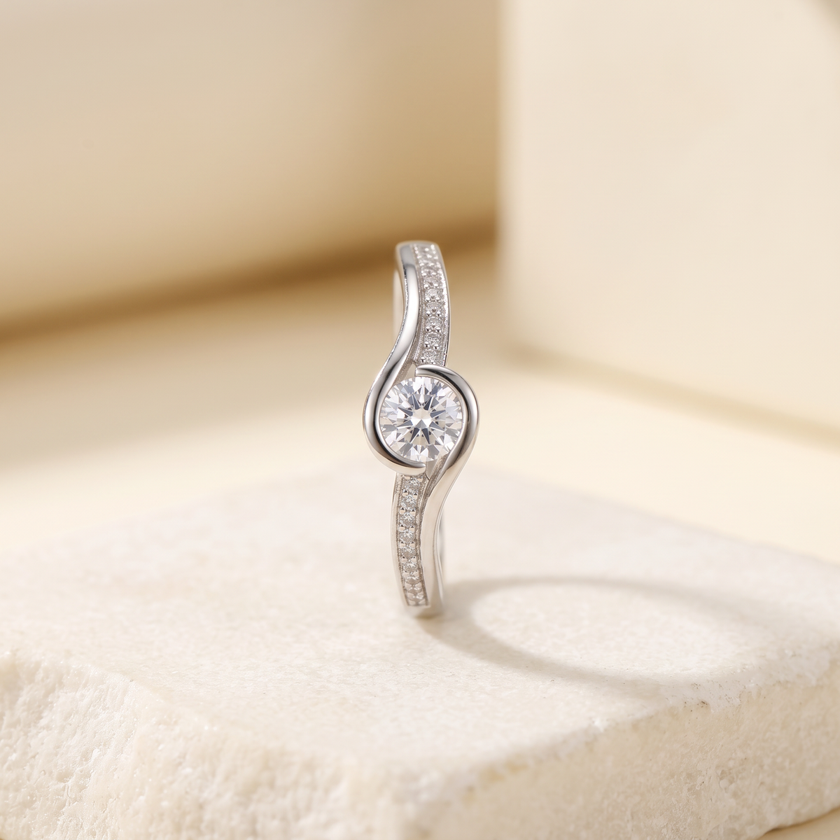Anillo de Plata. 925 Solitario Con Diseño de ola e Incrustación de Zirconia mod.3261