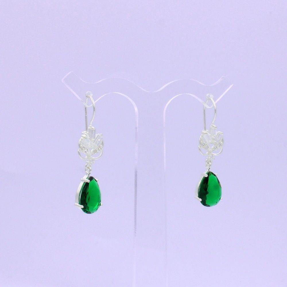 Arete Largo de Plata .925 con Diseño de Flor Incrustado de Zirconias mod. 1594