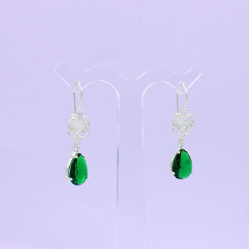 Arete Largo de Plata .925 con Diseño de Flor Incrustado de Zirconias mod. 1594