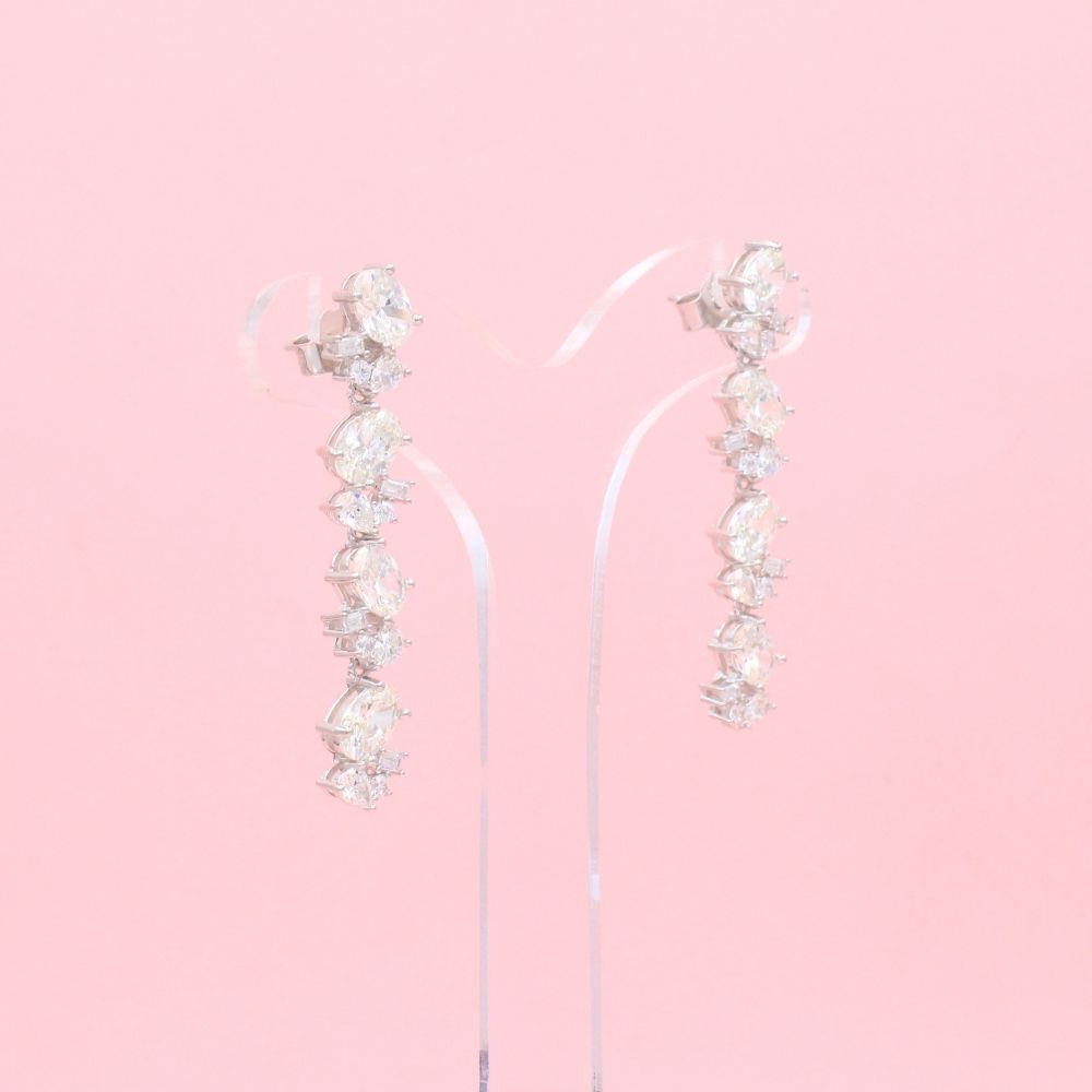 Arete Largo de Plata .925 Diseño Primavera con Moissanitas en Tira mod. 1222