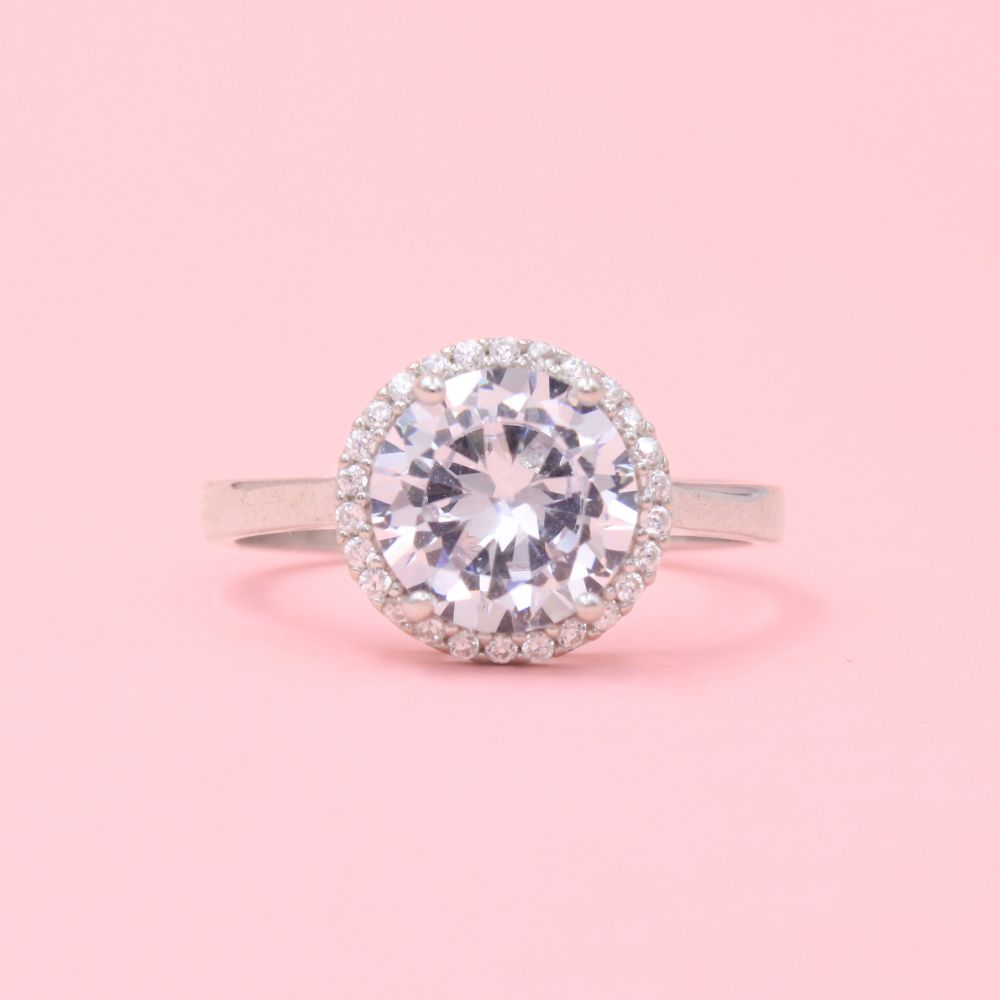 Anillo Solitario de Plata .925 Diseño Circular con Incrustación de Zirconias mod. 0999