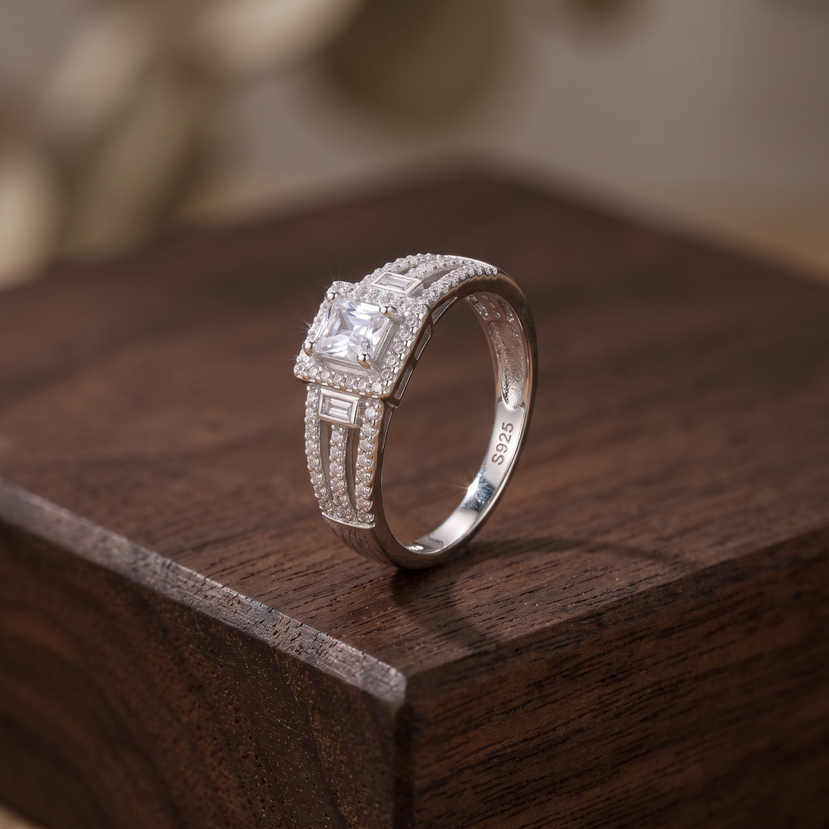 Anillo de Plata. 925 con Diseño Cuadrado e Incrustación de Zirconias Finas mod.3254