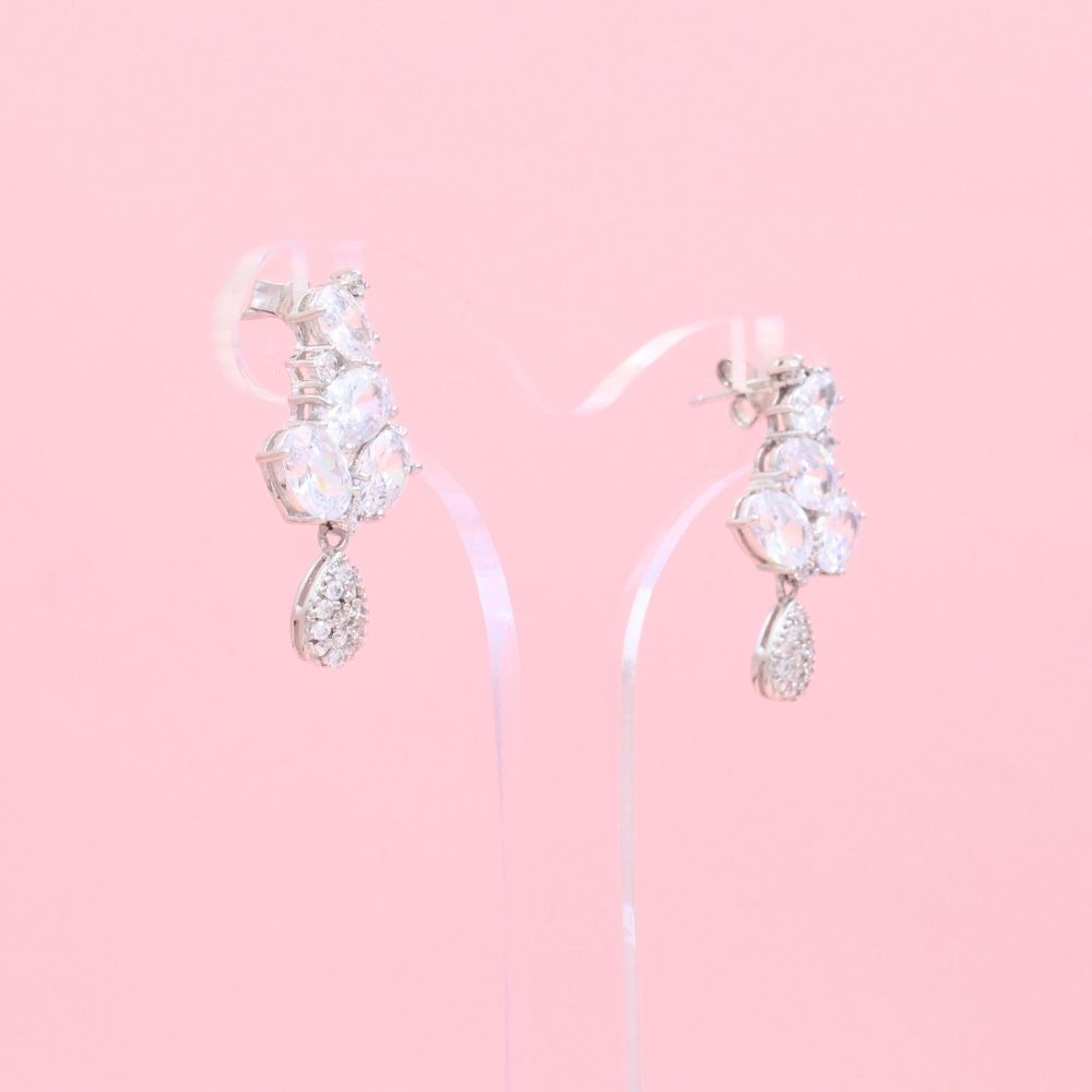 Arete Largo de Plata .925 Diseño Elegante con Zirconias de Corte Brillante mod. 1224