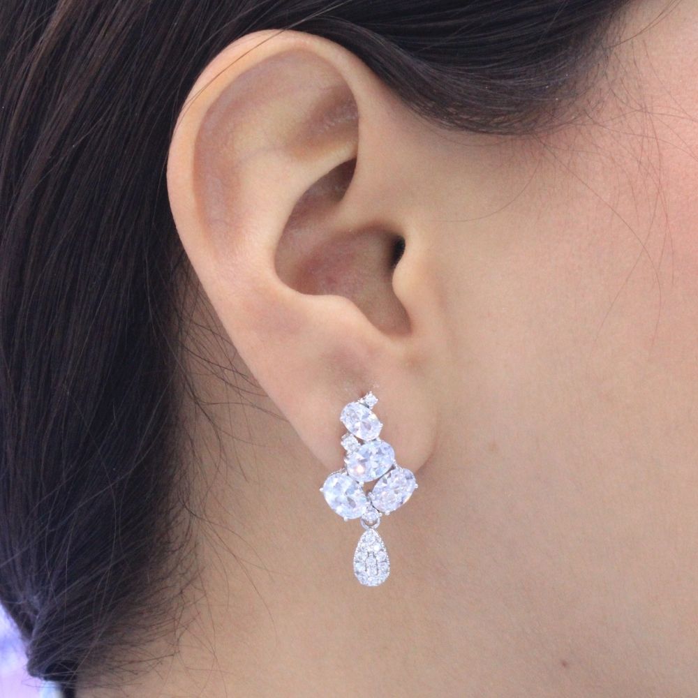 Arete Largo de Plata .925 Diseño Elegante con Zirconias de Corte Brillante mod. 1224