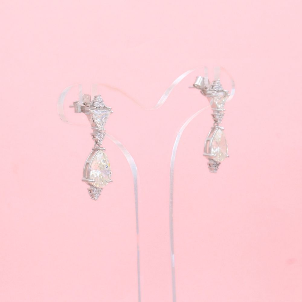 Arete Largo de Plata .925 Diseño Fino con Moissanita y Zirconias mod. 1226