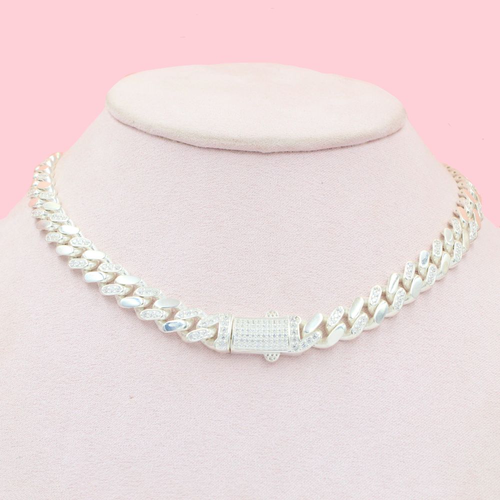 Cadena Especial de Tejido Barbado Hueco con Incrustación de Zirconias y Broche Fino mod. 0762