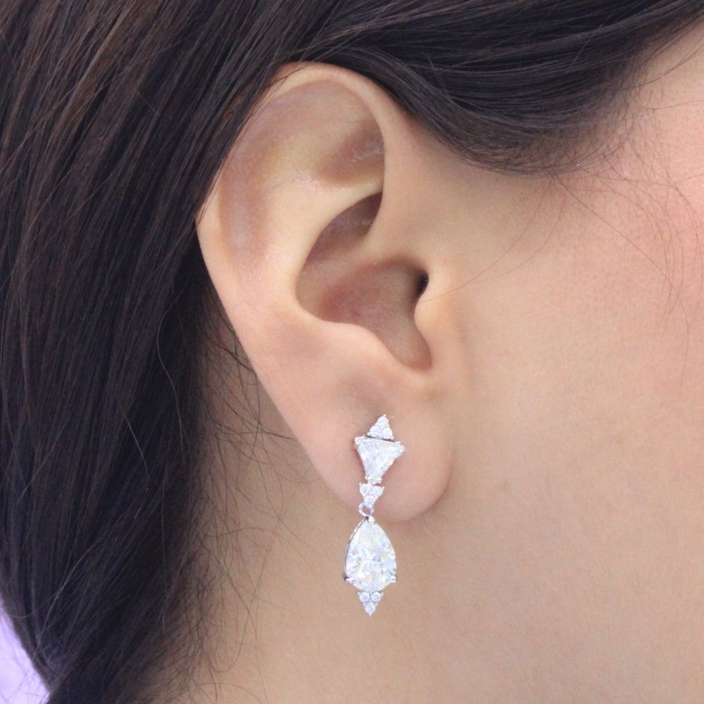 Arete Largo de Plata .925 Diseño Fino con Moissanita y Zirconias mod. 1226