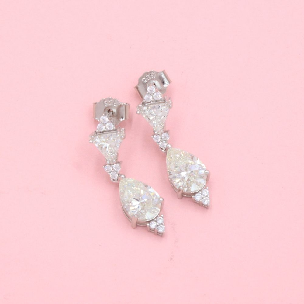 Arete Largo de Plata .925 Diseño Fino con Moissanita y Zirconias mod. 1226