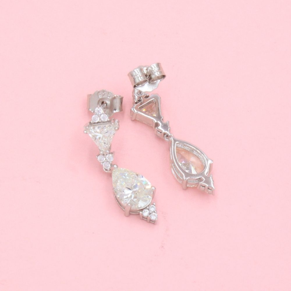 Arete Largo de Plata .925 Diseño Fino con Moissanita y Zirconias mod. 1226