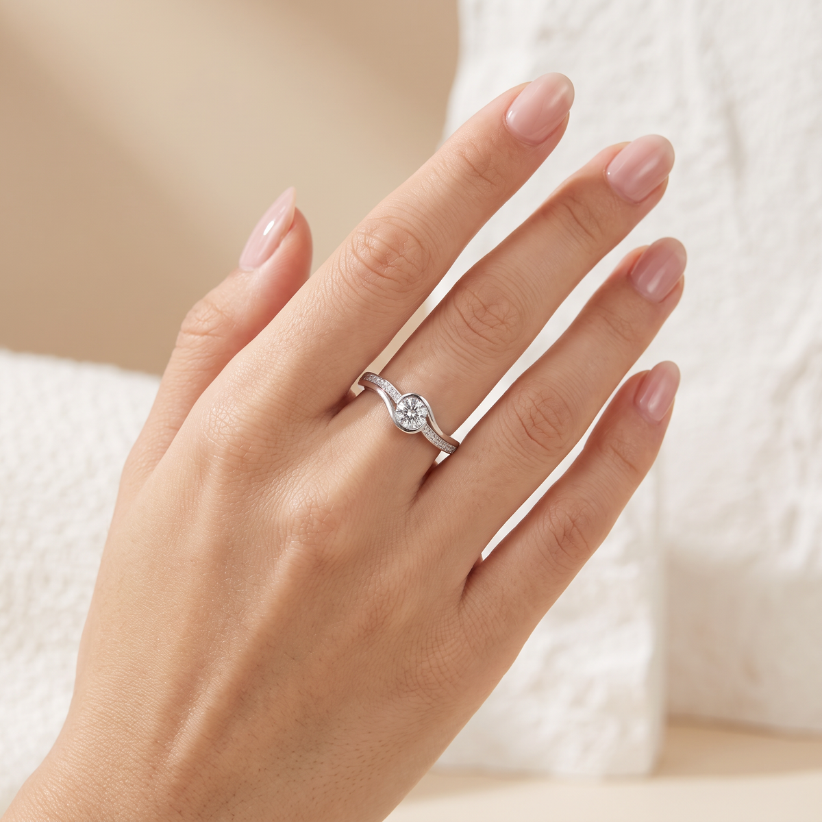 Anillo de Plata. 925 Solitario Con Diseño de ola e Incrustación de Zirconia mod.3261