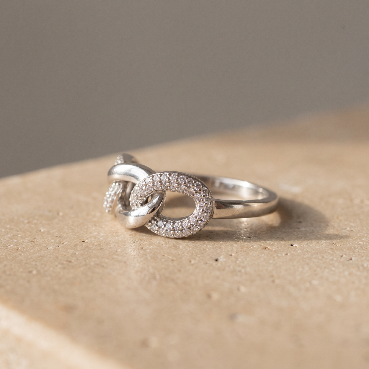 Anillo de Plata. 925 con Diseño de Eslabón Ancho con Incrustación de Zirconia mod.3263