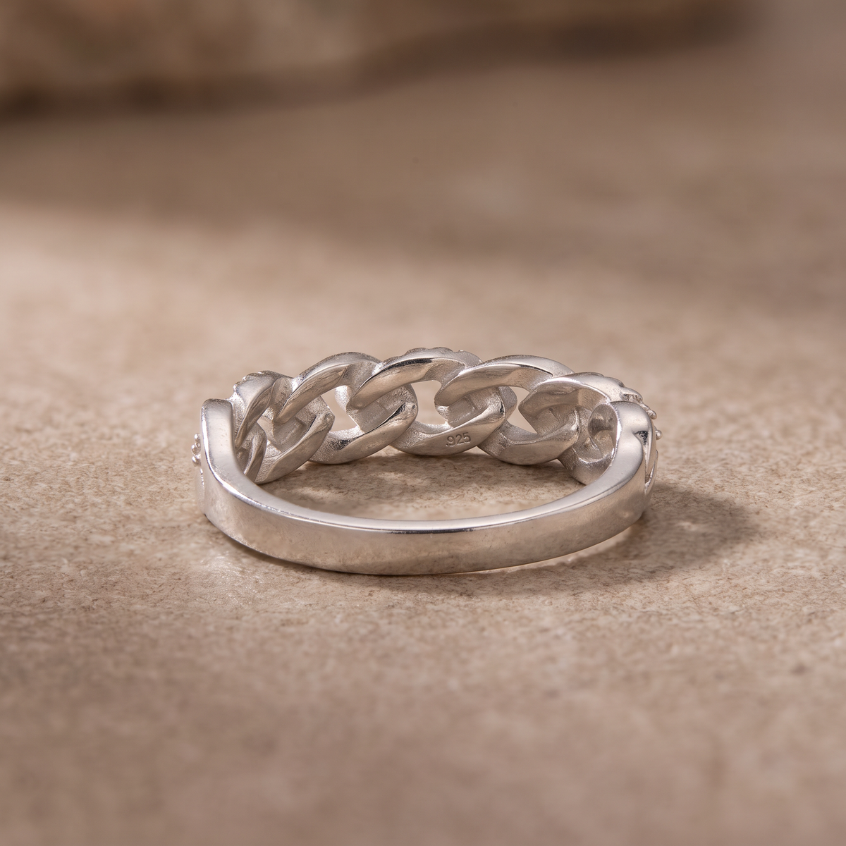 Anillo de Plata. 925 con Diseño de Cadena Delgada e Incrustación de Zirconia mod.3264