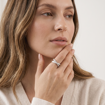 Anillo de Plata. 925 Con Diseño de X Con Madre Perla e Incrustación de Zirconia mod.3252