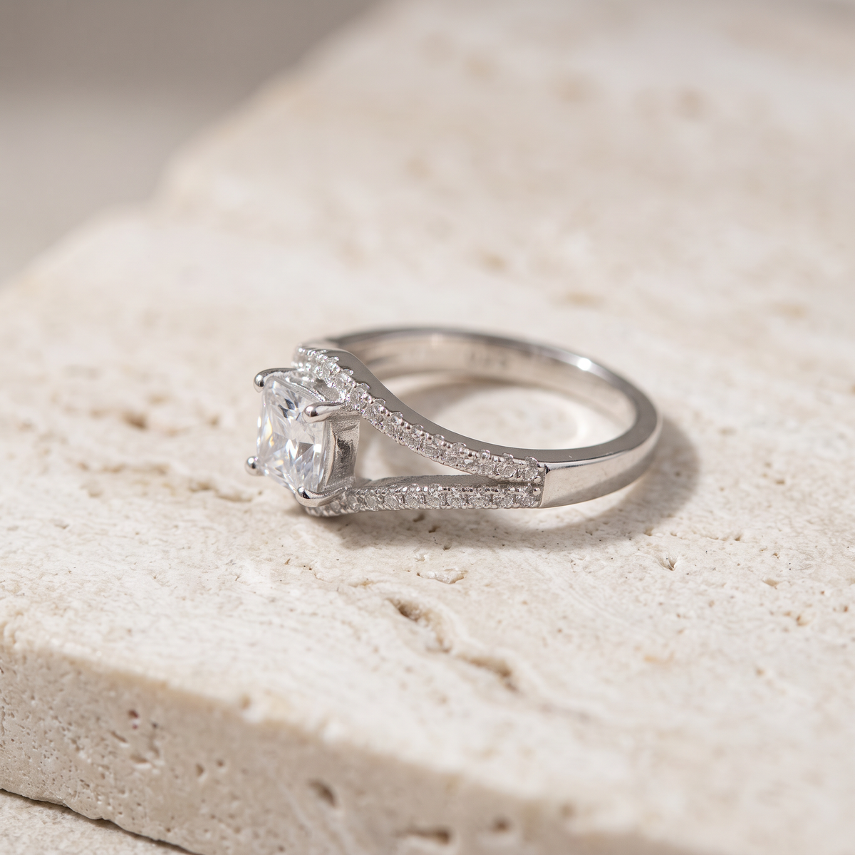 Anillo de Plata. 925  Solitario Entrelazado Elegante con Incrustación de Zirconias mod.3249