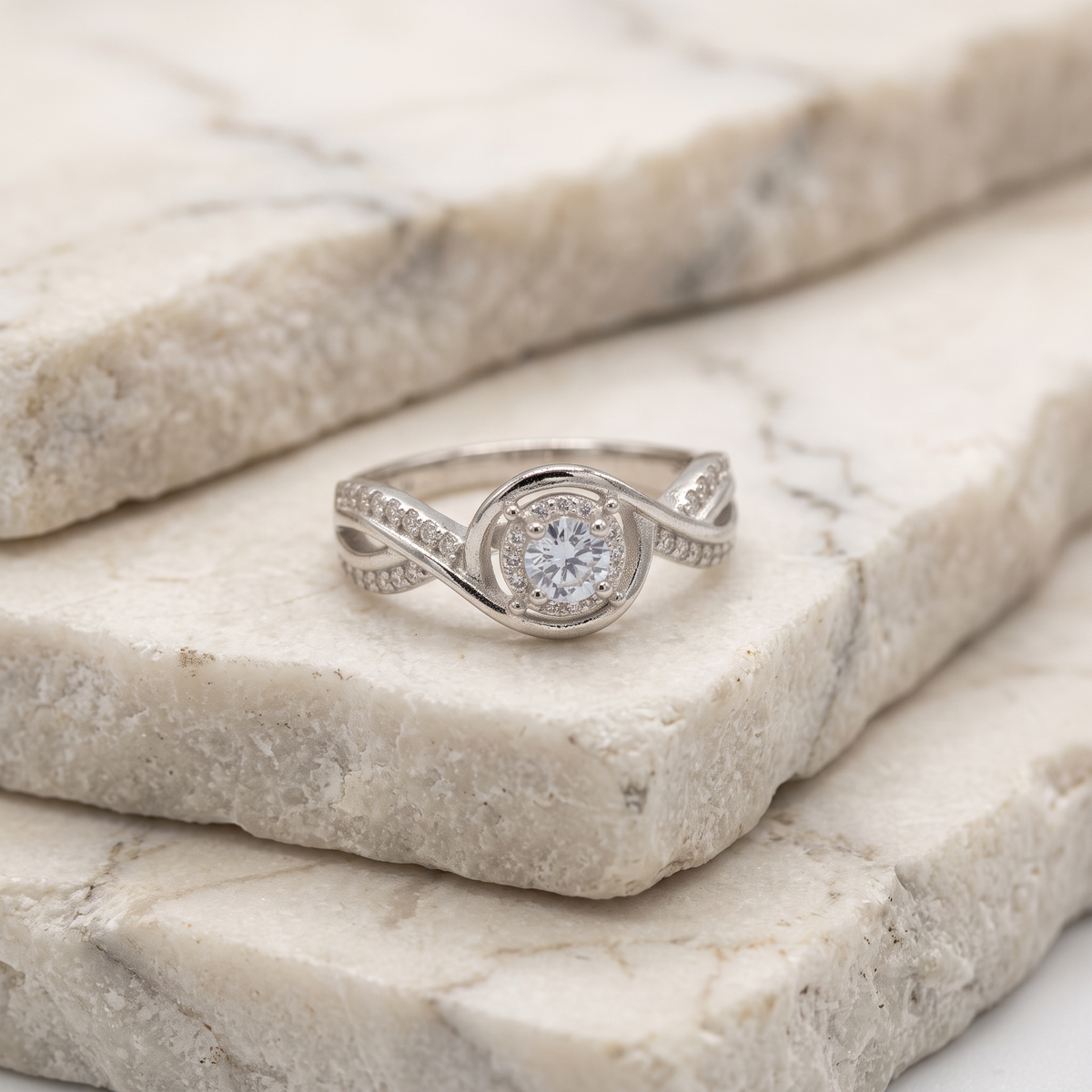 Anillo de Plata. 925 Solitario con Diseño de Infinito e Incrustación de Zirconias mod.3248