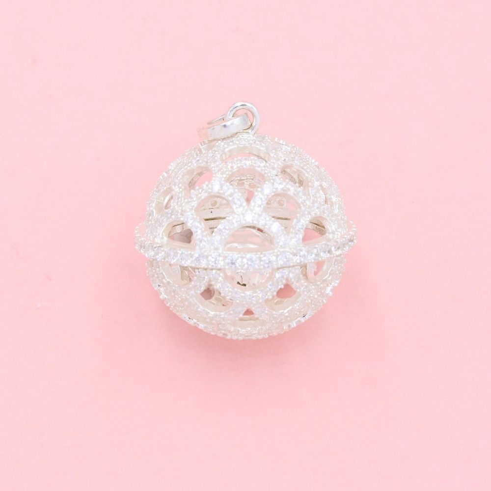 Dije de Plata .925 Llamado de Ángeles en Forma de Esfera Calada Incrustada con Zirconias mod. 1347
