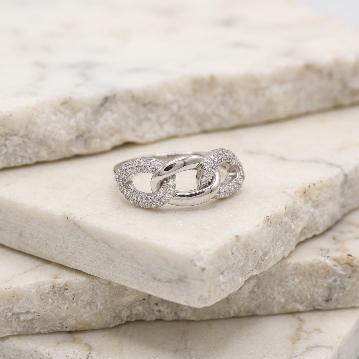 Anillo de Plata. 925 con Diseño de Eslabón Ancho con Incrustación de Zirconia mod.3263