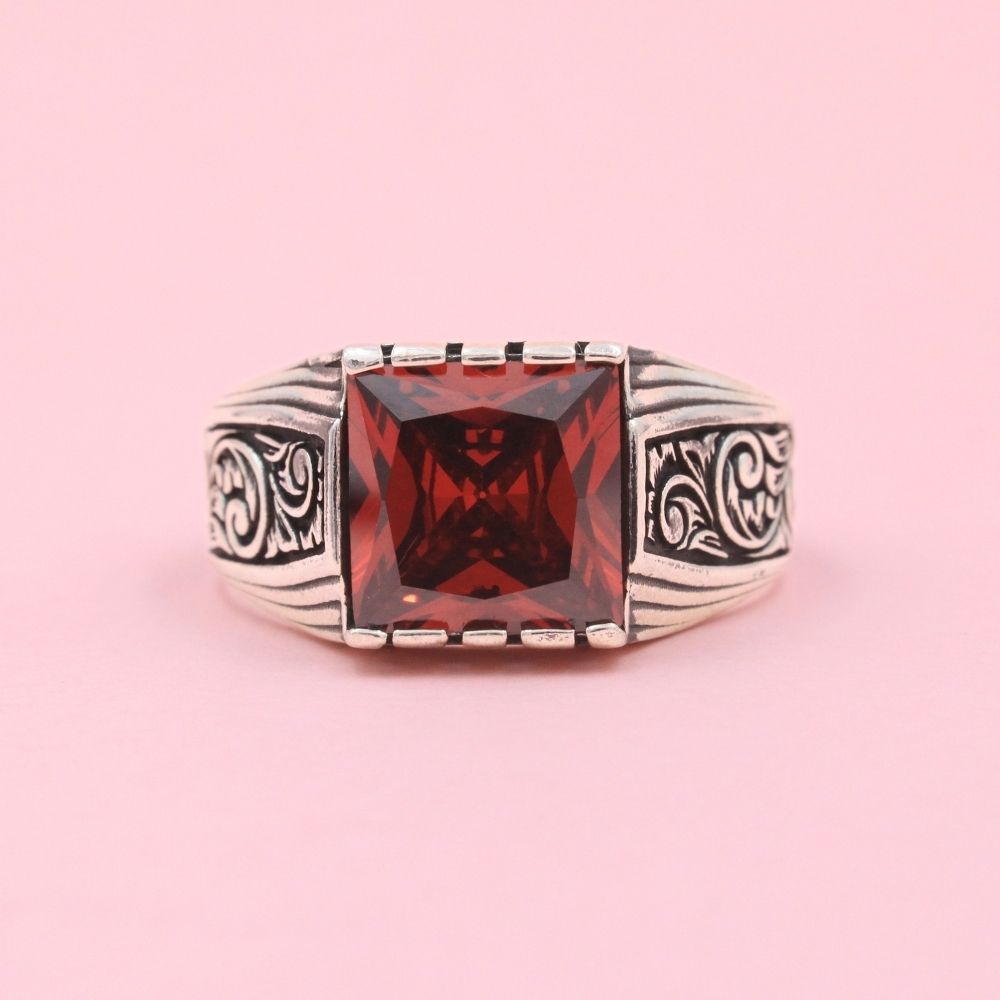 Anillo de Plata .925 Diseño Turco con Incrustación de Granate 1072