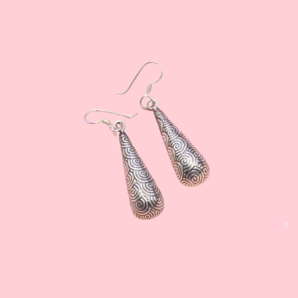 Arete Largo Diseño Gota Grabada y Rodizada mod. 0626