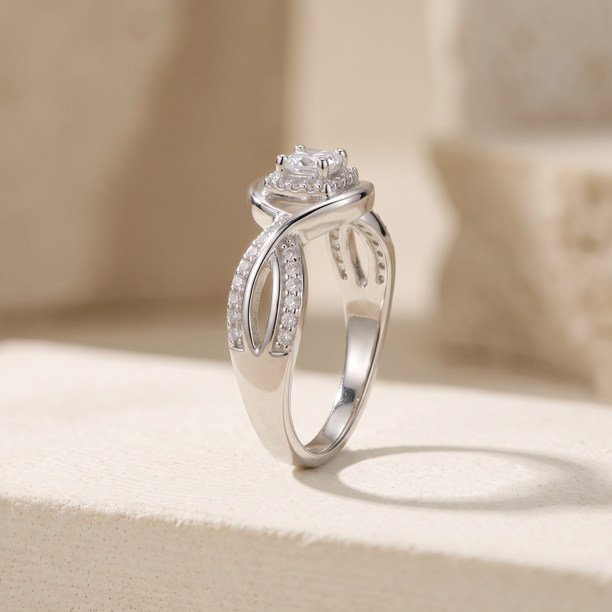 Anillo de Plata. 925 Solitario con Diseño de Infinito e Incrustación de Zirconias mod.3248