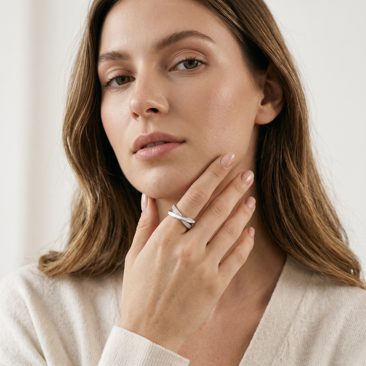 Anillo de Plata. 925 Con Diseño de X Con Madre Perla e Incrustación de Zirconia mod.3252