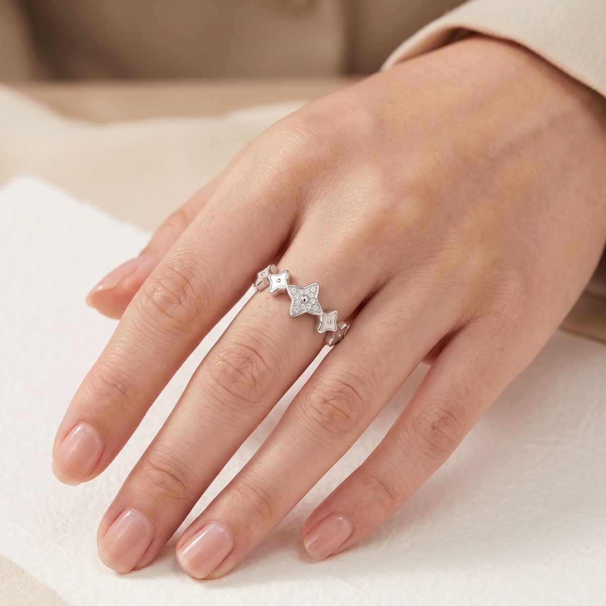 Anillo de Plata. 925 con Diseño de Estrellas  y Madre Perla con Zirconia mod.3251