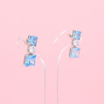 Arete Largo de Plata .925 Diseño Elegante con Moissanitas Cuadradas de Color Azul Cielo mod. 1232