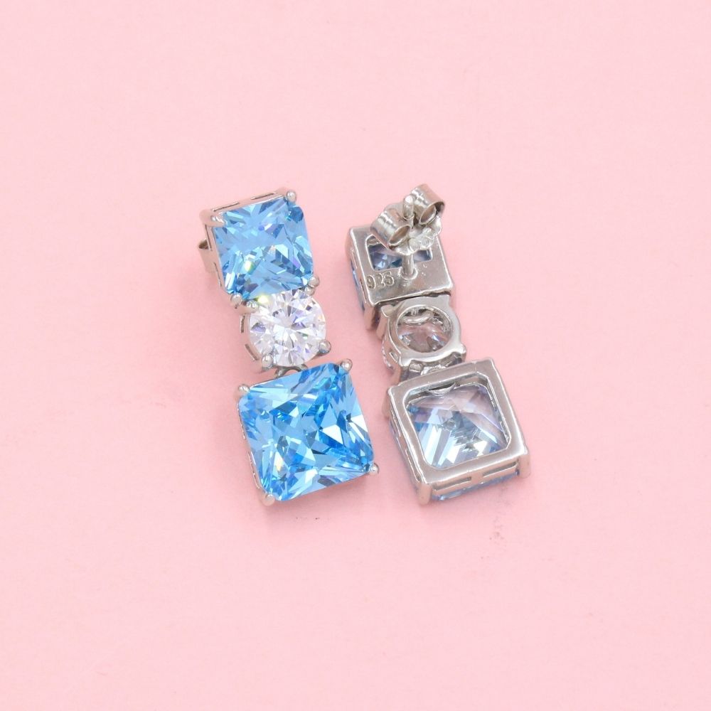 Arete Largo de Plata .925 Diseño Elegante con Moissanitas Cuadradas de Color Azul Cielo mod. 1232