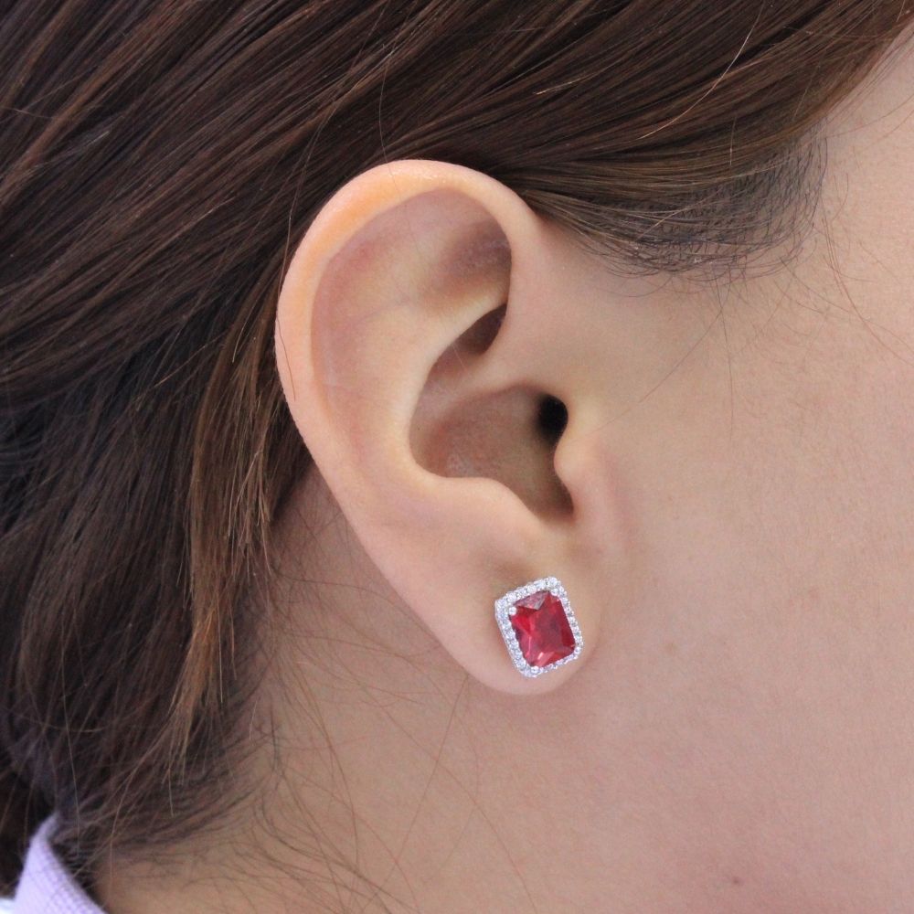Arete de Plata .925 con Diseño Elegante Incrustado con Zirconia Rojo Rubí mod. 1097