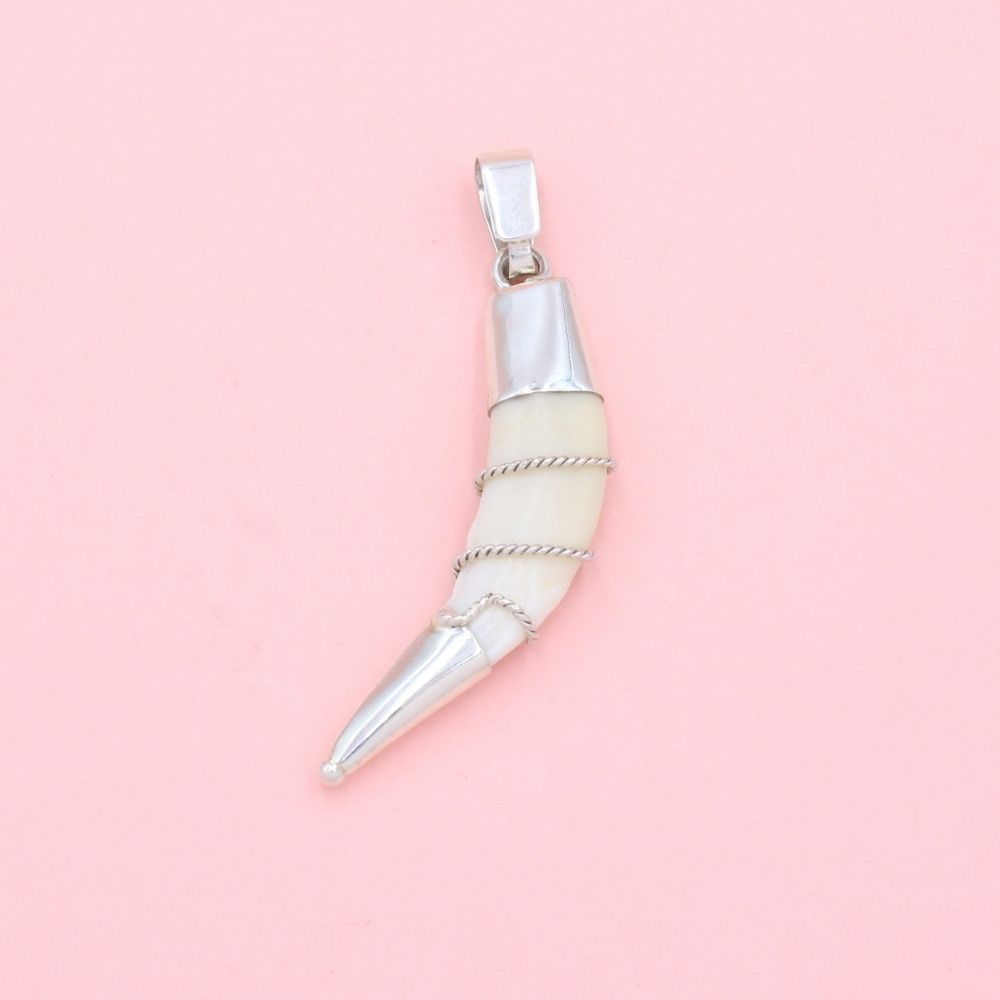 Dije de Caballero Plata .925 Colmillo de Jabalí Tono Blanco mod. 1352