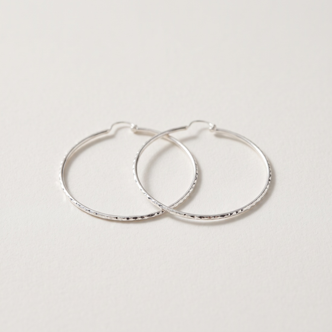 Arracada de Plata .925 con Forma Circular y Cara Externa Diamantada mod. 3310