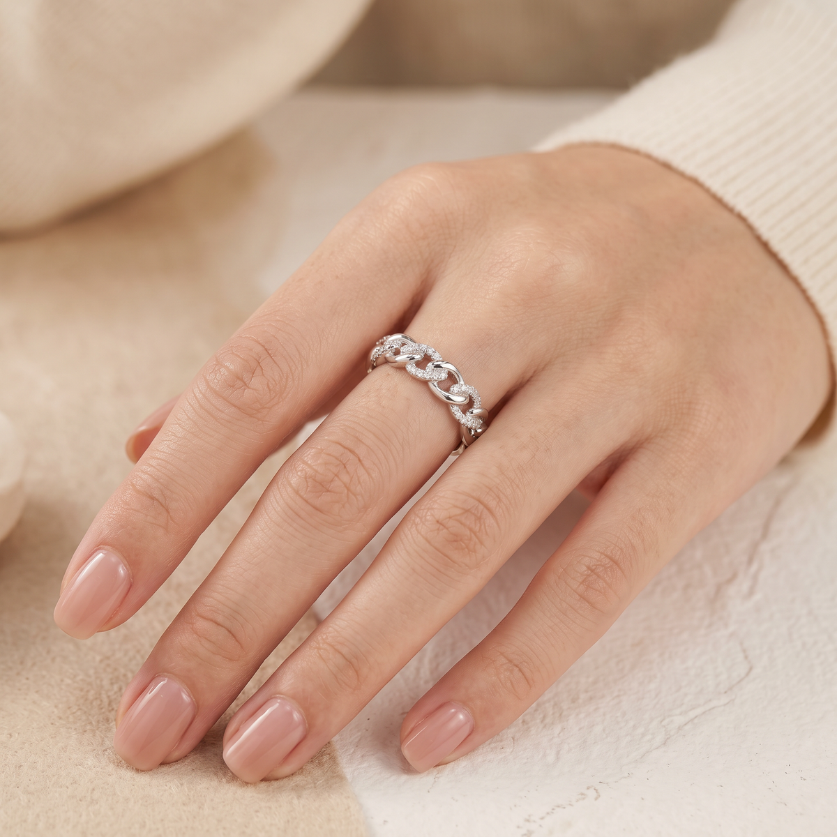 Anillo de Plata. 925 con Diseño de Cadena Delgada e Incrustación de Zirconia mod.3264