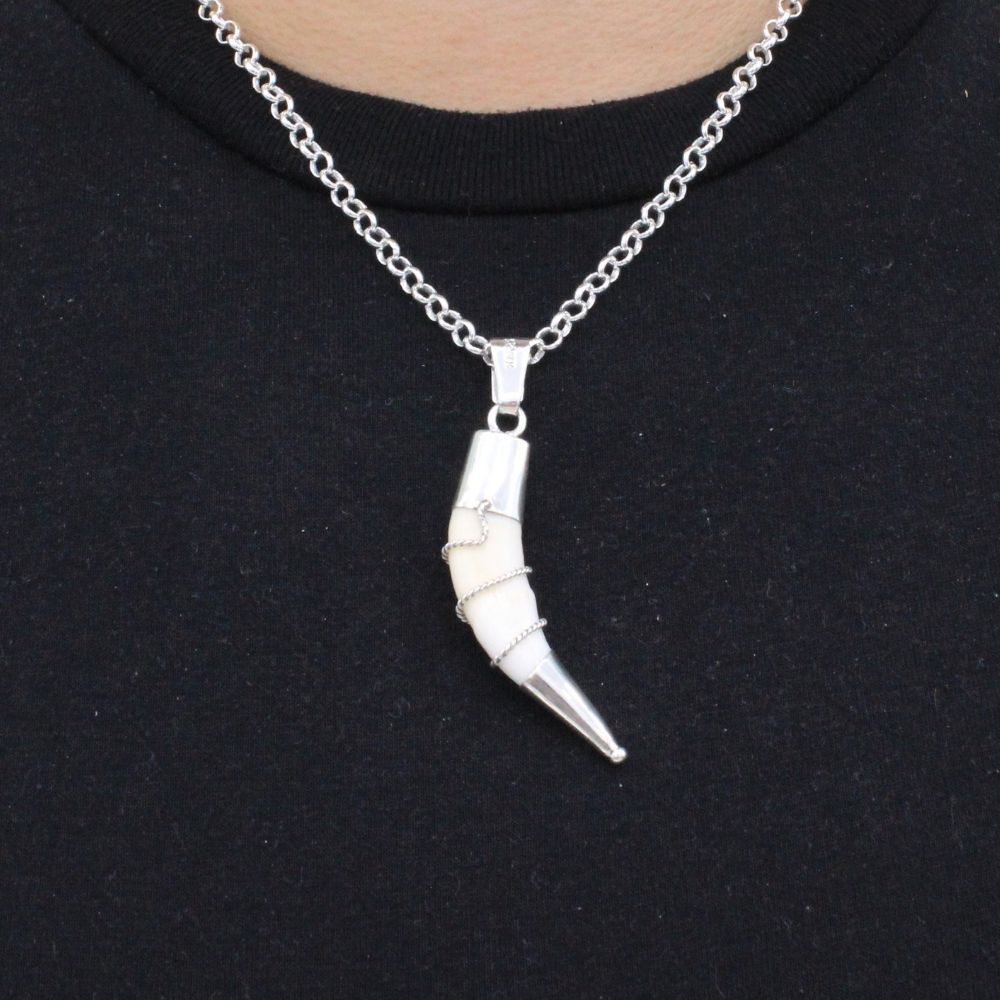 Dije de Caballero Plata .925 Colmillo de Jabalí Tono Blanco mod. 1352