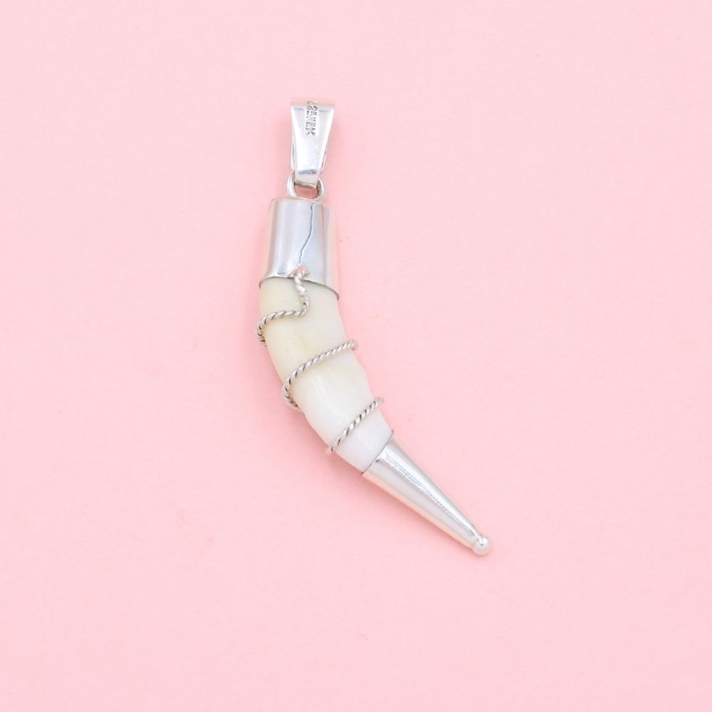 Dije de Caballero Plata .925 Colmillo de Jabalí Tono Blanco mod. 1352