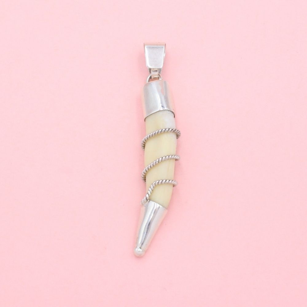 Dije de Caballero Plata .925 Colmillo de Jabalí Tono Amarillo mod. 1353