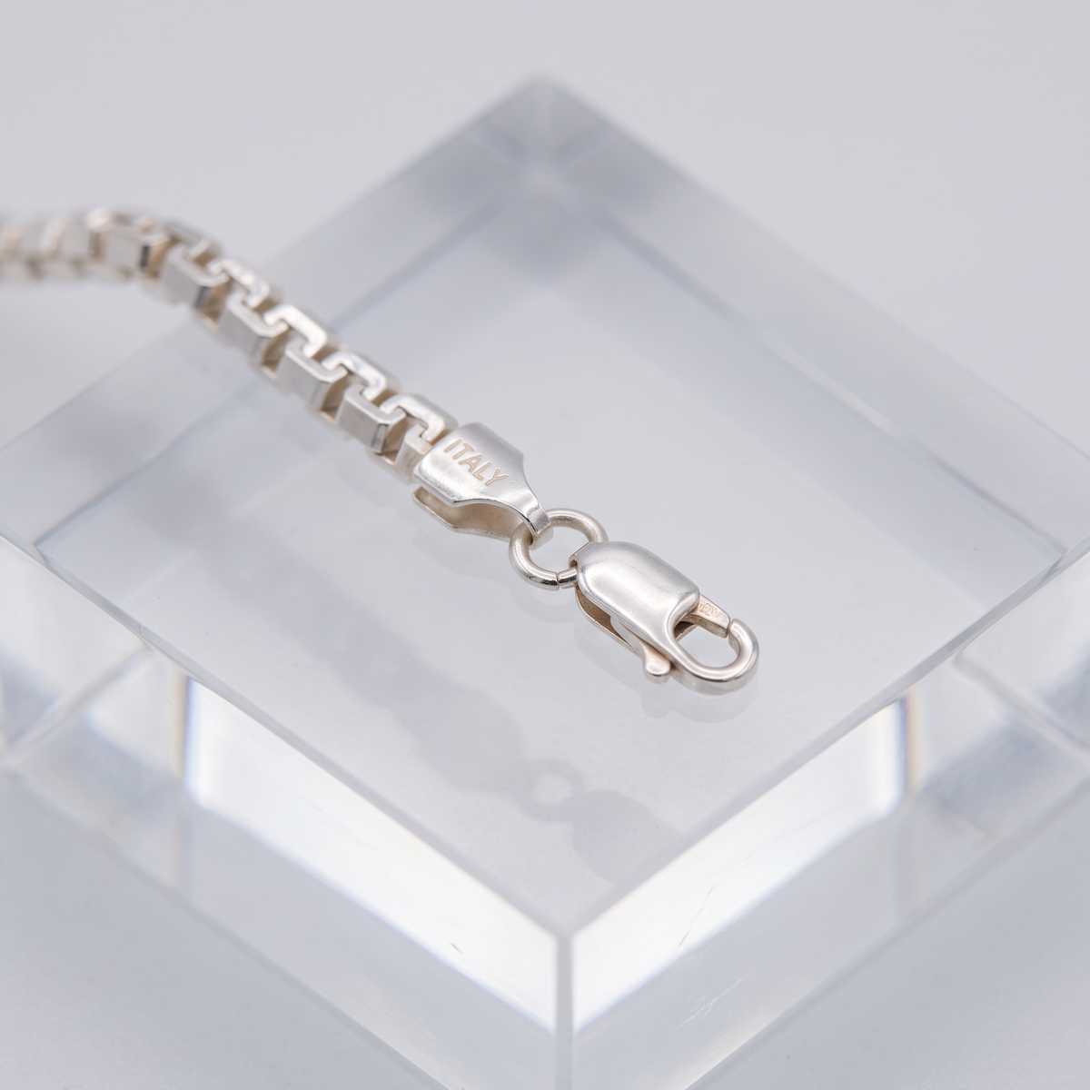 Pulsera de Plata .925.Con Diseño de Eslabón de Grecas mod. 3240