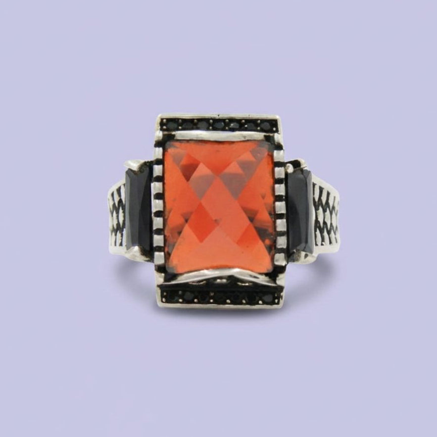 Anillo de Plata .925 Diseño con Zirconia Roja Facetada Cuadrada mod. 1984