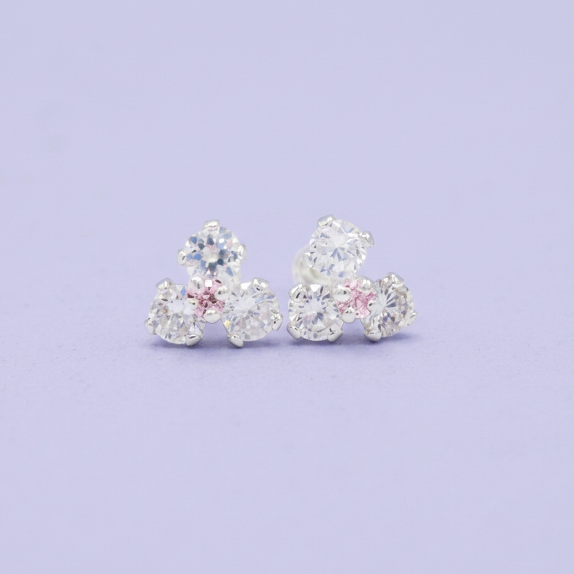 Broquel de Plata .925 Con Diseño de Flor Tres Pétalos con Zirconia Blanca y Centro Rosa  mod. 3058