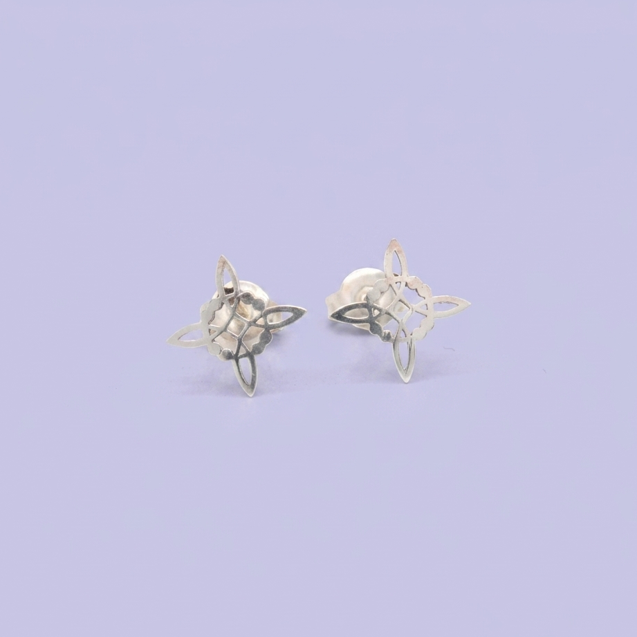 Arete de Plata .925 con Diseño Nudo de Bruja Chico mod. 2974