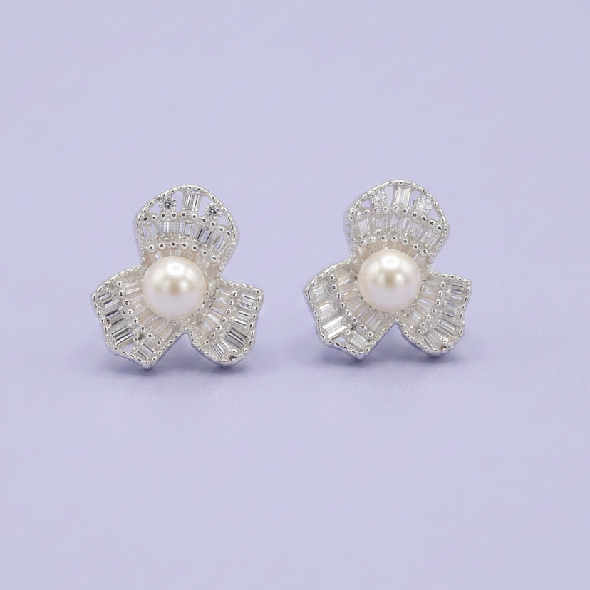 Arete de Plata .925 Diseño de Flor Perla con Zirconias mod. 2777
