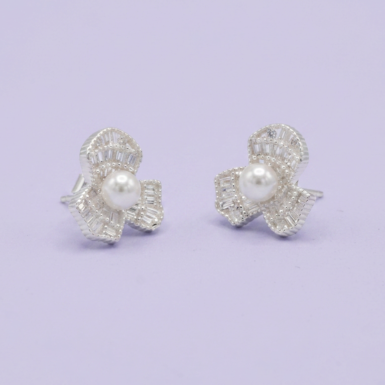 Arete de Plata .925 Diseño de Flor Perla con Zirconias mod. 2777
