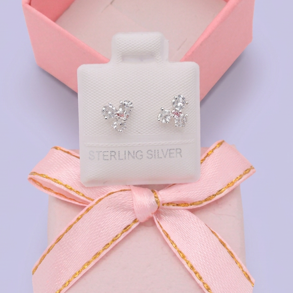 Broquel de Plata .925 Con Diseño de Flor Tres Pétalos con Zirconia Blanca y Centro Rosa  mod. 3058