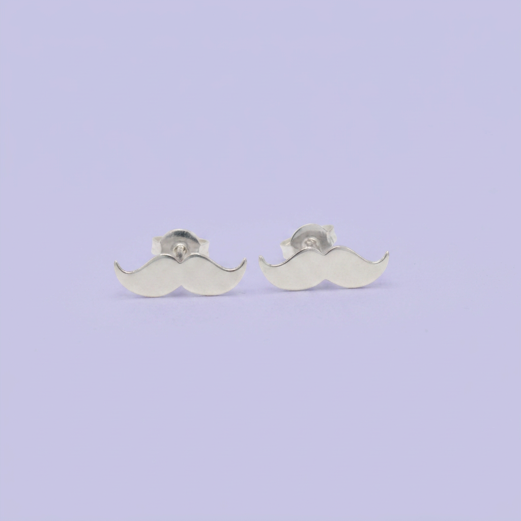 Arete de Plata .925  con Diseño de Mostacho Liso mod. 2966