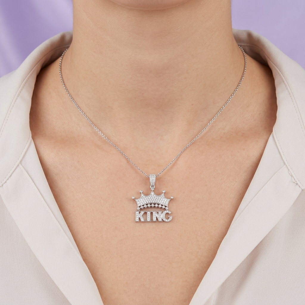 Dije de Plata .925 Diseño KING con Corona Detallado con Zirconias mod. 2883