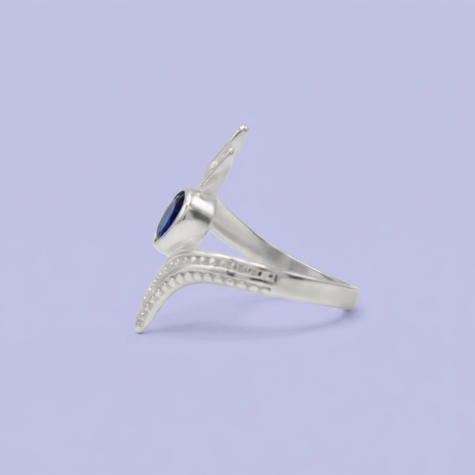 Anillo de Plata .925 Cruzado y Centro Oval con Zirconia Azul Rey mod. 3131