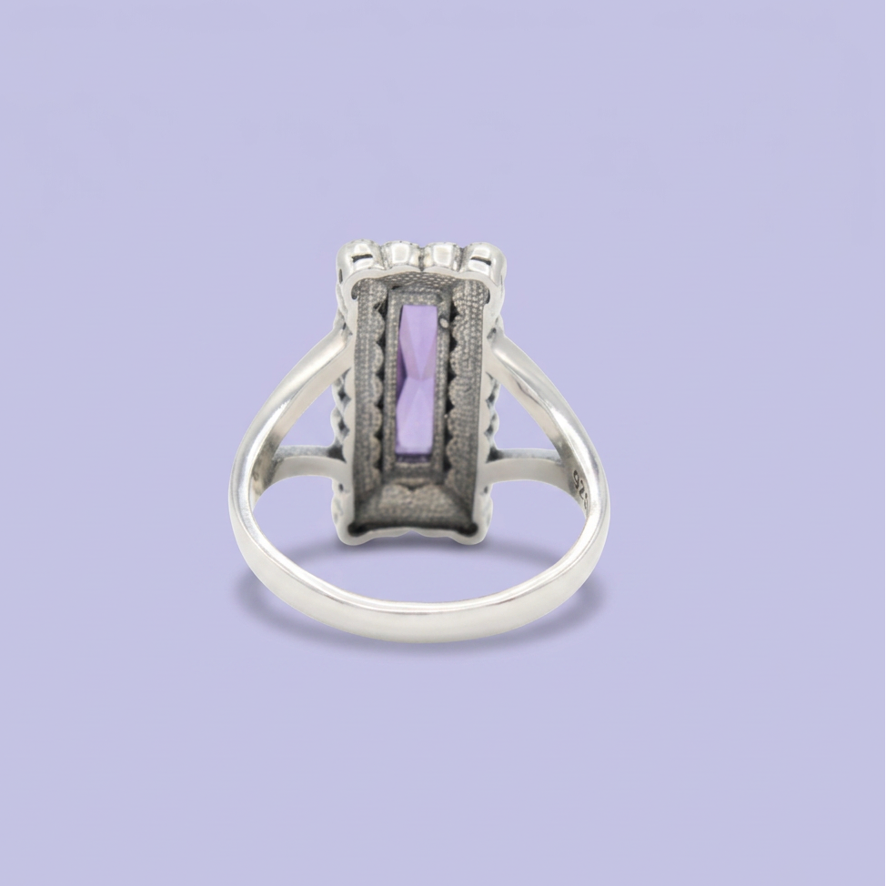 Anillo de Plata .925 Diseño con Zirconia Larga de Corte Baguette Morada y Marquesitas Finas mod. 3155