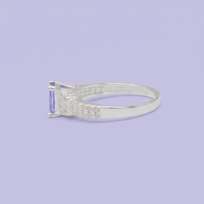 Anillo de Plata .925 Elegante Morado con Incrustación de Zirconias Brillantes mod. 3142