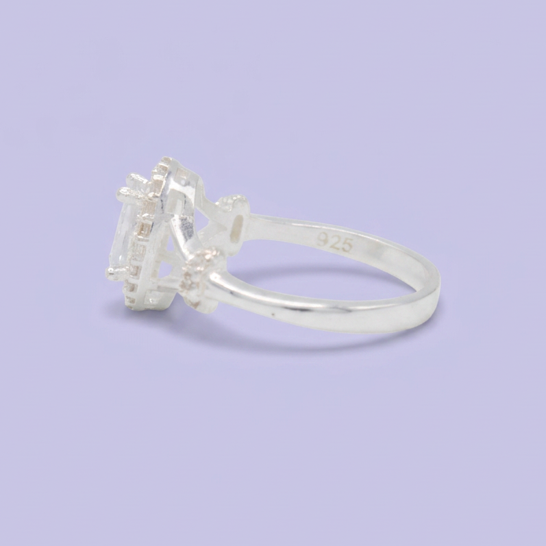 Anillo de Plata .925  Oval con con Anillos en los Laterales y Zirconia Blanca mod. 3117
