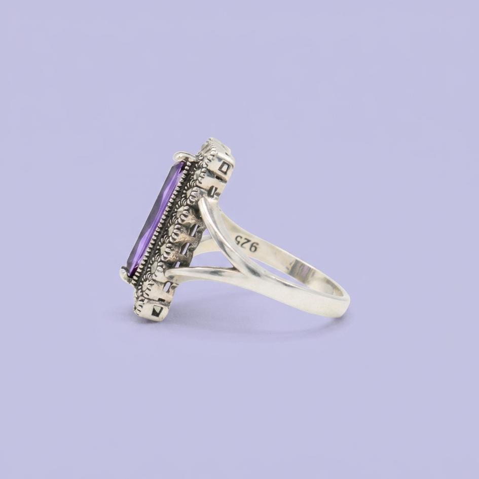 Anillo de Plata .925 Diseño con Zirconia Larga de Corte Baguette Morada y Marquesitas Finas mod. 3155
